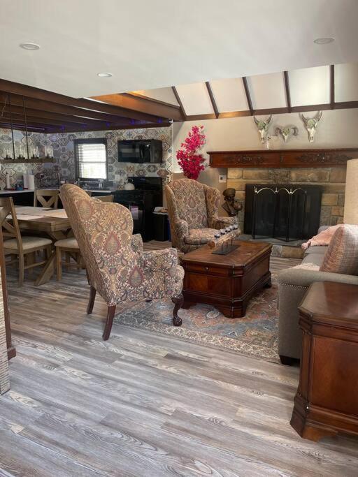Rustic Arrowhead Lodge Pocono Lake Экстерьер фото