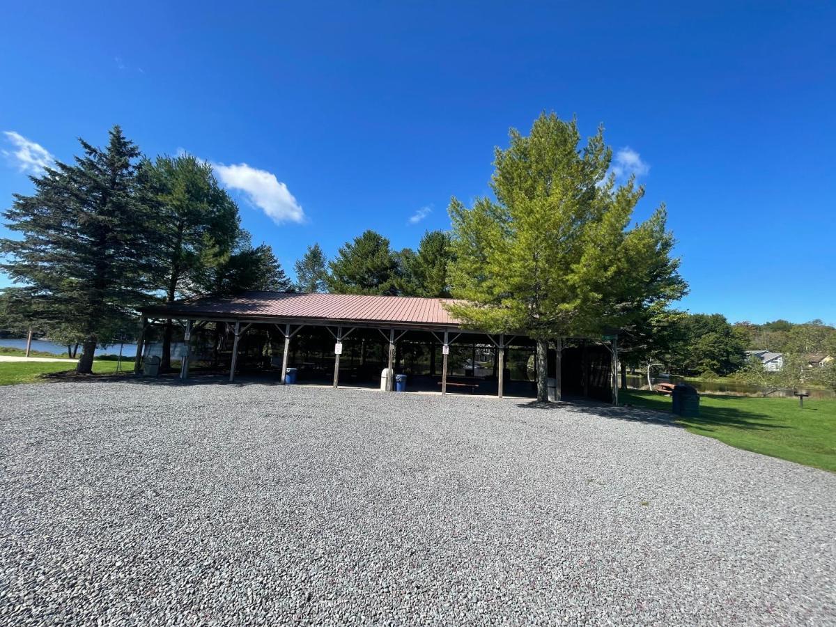 Rustic Arrowhead Lodge Pocono Lake Экстерьер фото